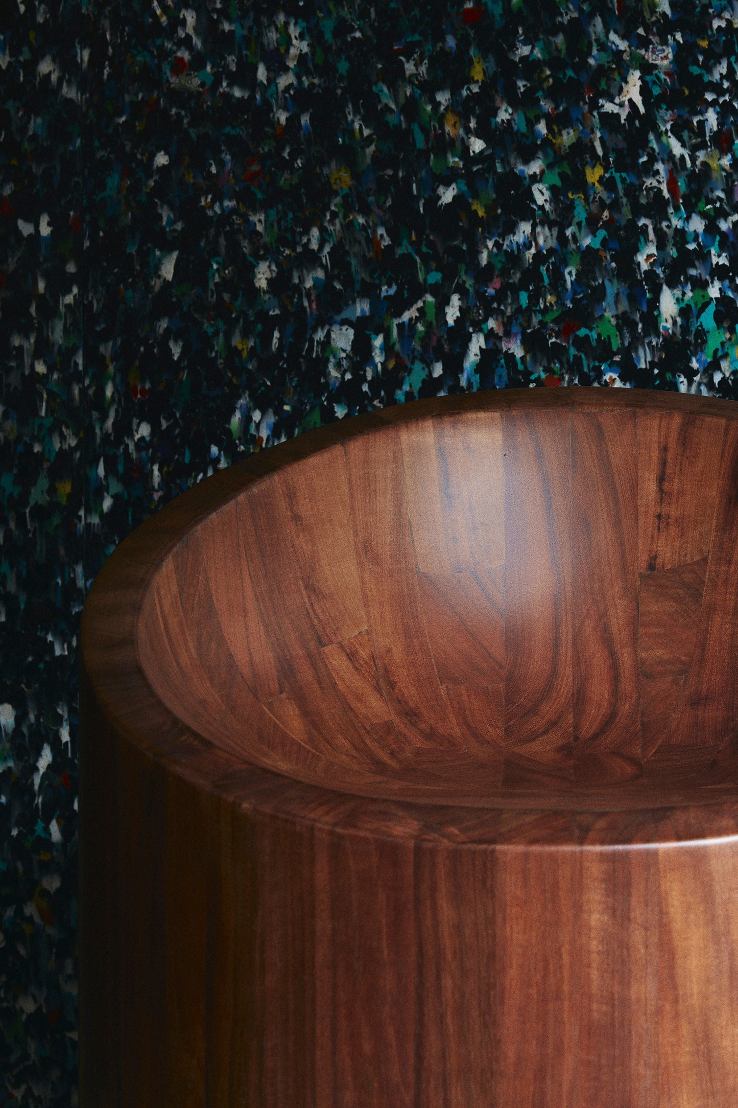 Egg stool en madera maciza de Tzalam