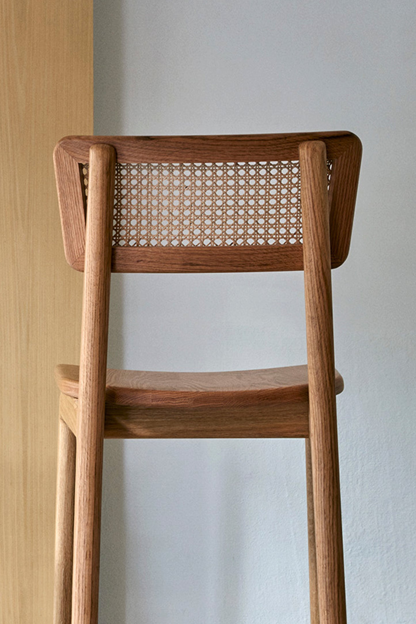 Banco en nogal con respaldo en mimbre