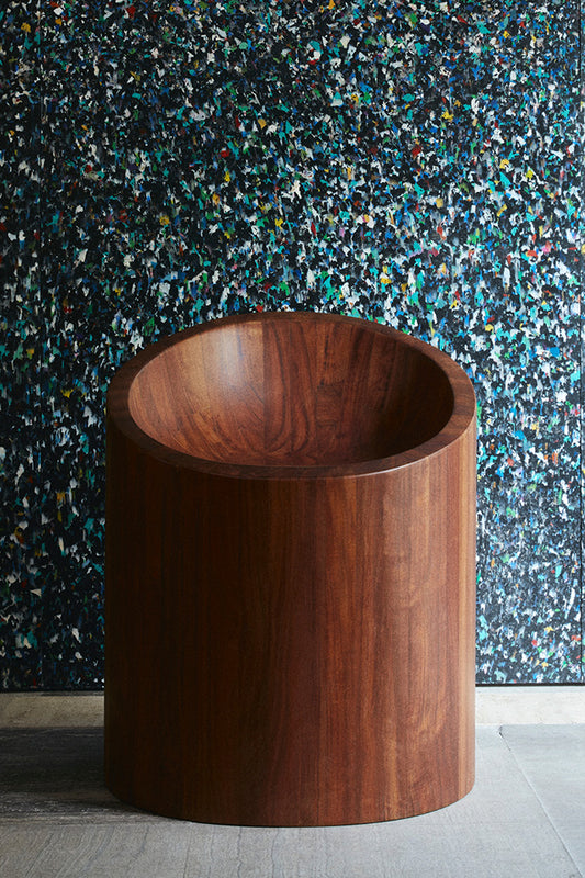 Pieza única: Egg stool en madera maciza de Tzalam